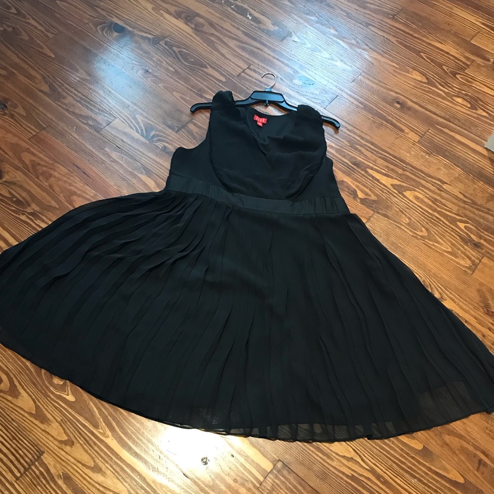 Elle black dress
